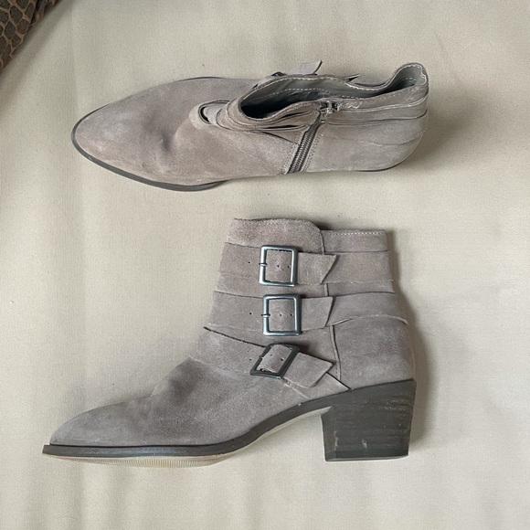 Sole Society Nelmaeye Suede Bootie Taupe Size 8.5 - Picture 2 of 10